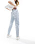 Tommy Jeans ultra high tapered mom jeans in light wash Helle Waschung, W26 L32 - фото #1