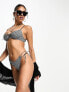 ASOS DESIGN – Mix and Match – Hüfthohe Bikinihose aus Seersucker mit Schnürung, hohem Beinausschnitt und schwarz-weißem Vichy-Karo