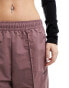 Фото #4 товара Nike Trend woven baggy parachute pants in smokey mauve