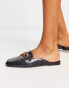 ASOS DESIGN – Manhattan – Flache Mules in Kroko-Schwarz mit Verzierung