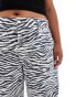 ASOS DESIGN Curve mid rise baggy boyfriend jean in zebra print Зебра, EU50 L32 - фото #9