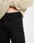 ASOS DESIGN – Hautenge Jeans aus Power-Stretch-Denim in Schwarz mit zerrissenen Knien