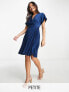Фото #1 товара Вечернее платье Closet London Petite – синее плиссированное миди-платье с завязками на передней части