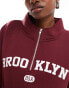 Фото #7 товара Daisy Street quarter zip sweatshirt in burgundy with large collegiate graphic