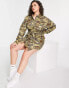 Фото #8 товара Missguided Plus dress with tie waist in camo