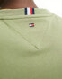 Фото #4 товара Tommy Hilfiger – T-Shirt in Olivgrün mit Logostreifen