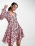 Фото #1 товара Повседневное платье Glamorous с длинным рукавом в розовом цвете с черно-белым цветочным узором, V-образным вырезом и поясом.