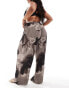 Vero Moda Curve plisse wide leg trousers in brown abstract print Коричневый, M - EU 46-48 - фото #4