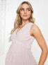 TFNC Maternity – Plissiertes Maxikleid in Nerzrosa mit Taillenband