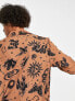 ASOS DESIGN – Locker geschnittenes Hemd in Braun mit Reverskragen und Himmelskörperaufdruck
