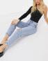 River Island – Carrie – Mom-Jeans mit Zierrissen in Authentic-Hellblau Hell/authentisch, US2 L32 - фото #4