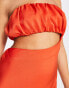 ASOS DESIGN – Maxikleid aus Satin in Hot Orange mit geraffter Brustpartie und asymmetrischem Zierausschnitt