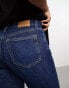 Weekday – Spare – Eng geschnittene Jeans in Blau mit mittelhohem Bund