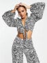 Фото #1 товара In The Style x Yasmin Devonport exclusive tie front cropped shirt co-ord in zebra print