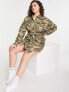 Фото #7 товара Missguided Plus dress with tie waist in camo