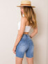 Фото #2 товара Женские джинсовые шорты  Factory Price высокая талия, пять карманов, удлиненные, необработанный подол