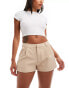 Фото #1 товара Miss Selfridge – Elegante, kastige Hotpants in Beige mit Nadelstreifen