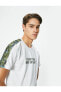 Фото #1 товара Футболка мужская Koton с футболкой с надписью на спортивной облегающей мужской футболке с деталями камуфляжа.