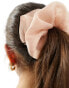 Фото #2 товара DesignB London – Übergroßer Scrunchie-Haargummi aus Organza in Taupe mit Ziernaht