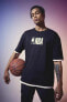 Фото #2 товара Футболка DeFactoFit NBA Wordmark Oversize Fit Басиклет с оверсайз-фасоном, с принтом на горловине, короткий рукав - Спортивный мужской товар