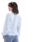 JDY wrap blouse in white & blue shell print белый и синий, XS - EU 34 - фото #4