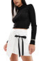 Фото #1 товара Kaiia contrast bow detail skort in white