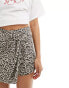 Фото #4 товара Stradivarius linen look twist front mini skort in leopard