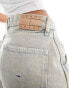 Фото #4 товара Tommy Jeans Daisy baggy jeans in light wash