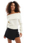 Фото #1 товара Bershka – Flauschiger Pullover in Ecru mit Carman-Ausschnitt