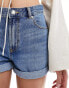 Pull&Bear mid rise denim Mom short in mid blue Голубой, 42 - фото #5