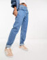 ASOS Design – Mom-Jeans in Mittelblau mit Paperbag-Taille