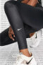 Фото #2 товара Леггинсы женские Nike The One Mid-Rise Shine Black - утягивающие 2 с карманом 3D, черные.
