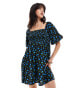 Wednesday's Girl shirred detail ditsy floral mini dress in black BLÜMCHENMUSTER IN SCHWARZ & BLAU, M - фото #1