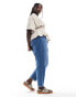 Фото #5 товара Levi's Plus high waisted mom jeans in mid blue