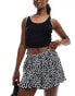 Фото #1 товара ASOS DESIGN flippy plisse shorts in mono ditsy