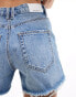 Фото #4 товара Stradivarius ripped denim short in medium blue