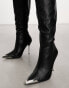 Public Desire – Finery – Kniehohe Stiefel aus Kunstleder in Schwarz mit Metalldetail und Absatz