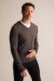 Фото #1 товара Свитер мужской DeFacto Premium Regular Fit V образным вырезом