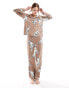 Фото #1 товара Chelsea Peers Exclusive poly tiger print button long sleeve top and trouser pyjama set in chocolate brown