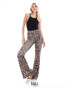 Фото #1 товара ONLY Tall ribbed flared trousers in leopard print