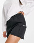 Nike – Shorts aus Webstoff in Schwarz mit Cargotaschen und kleinem Swoosh-Logo