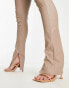 Фото #5 товара ASOS DESIGN – Figurformende, beschichtete Skinny-Schlagjeans aus Superstretch in Beige mit geschlitztem Saum