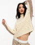 Vero Moda – Hochgeschlossener Zopfstrickpullover in Creme und Braun mit geteiltem Design