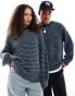 COLLUSION Unisex – Flauschiger Pullover in Blau gestreift mit Rundhalsausschnitt