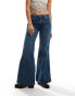 Фото #1 товара Wrangler wanderer mid rise flared jean in mid blue