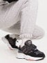 adidas Originals – Retropy F90 – Sneaker in Schwarz mit rosa Details