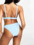 Peek & Beau – Exklusiv – Mix & Match – Bikinihose in Pastellblau mit hohem Beinausschnitt und Bogenkante