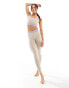 Фото #4 товара Born Living Yoga – Navani – Wendbarer Sport-BH in Beige mit herausnehmbaren Pads