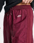 Nike – Circa Premium – Winterliche, sportliche Hose mit Struktur in dunklem Beetroot-Rot