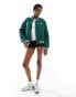 New Balance Sportswear Greatest Hits varsity bomber jacket in green Mittelgrün, M - фото #6